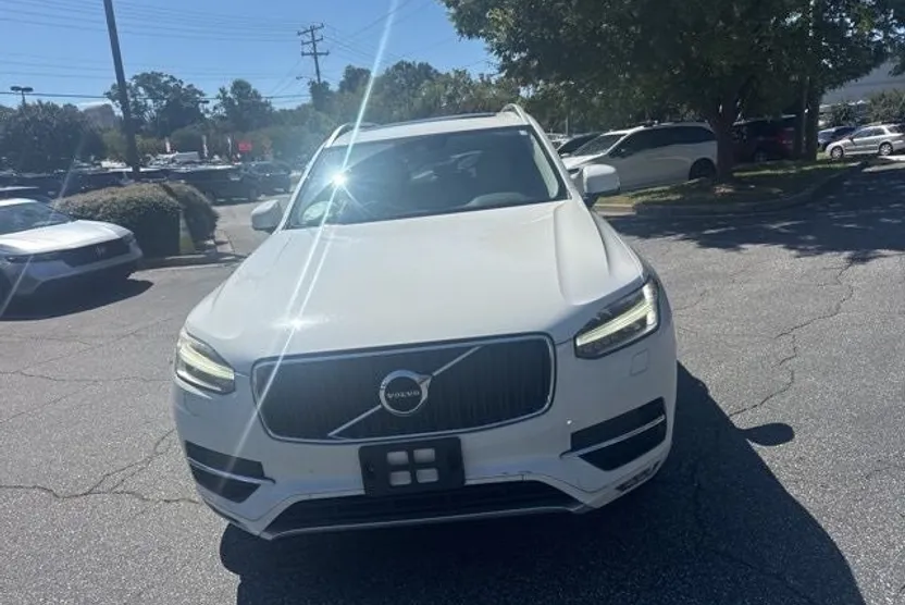 2017 Volvo XC90 T6 Momentum photo 1