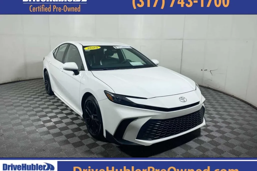 2025 Toyota Camry SE photo 1