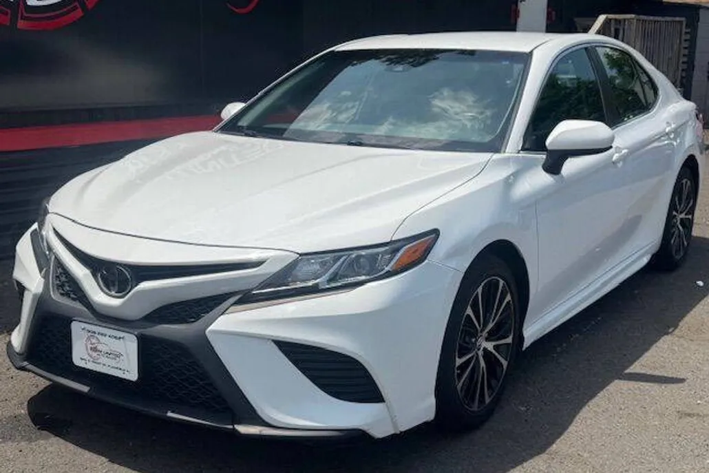 2018 Toyota Camry SE photo 1