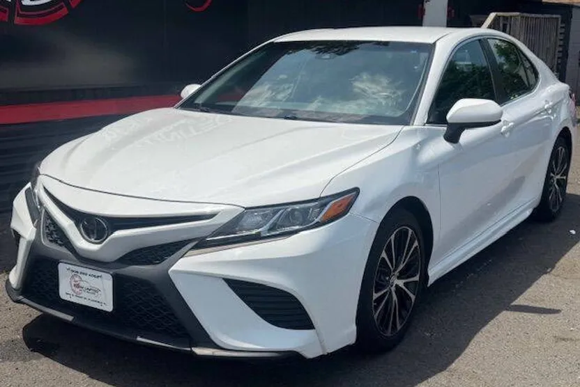 2018 Toyota Camry SE photo 1