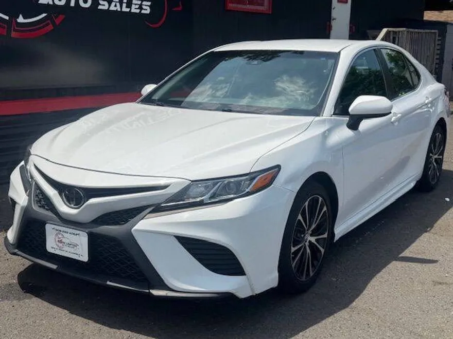 2018 Toyota Camry SE photo 1
