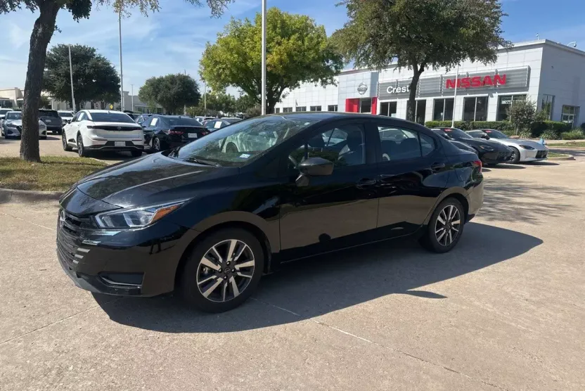 2023 Nissan Versa 1.6 SV photo 1