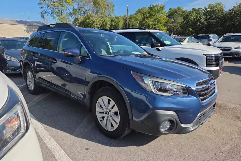 2019 Subaru Outback Premium photo 1