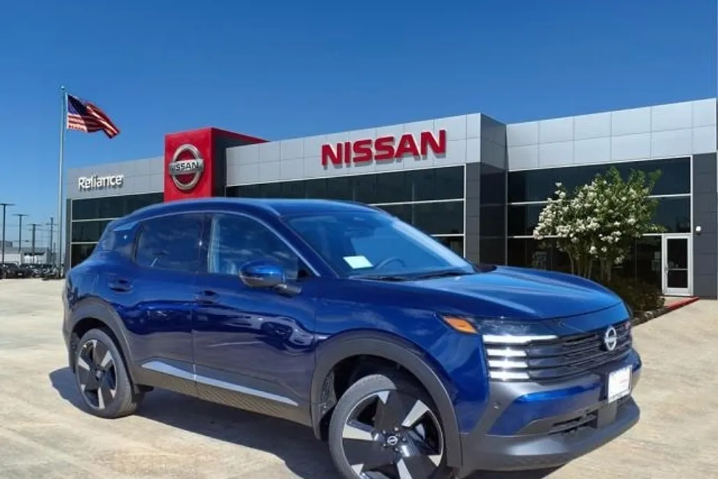 2025 Nissan Kicks SR photo 1