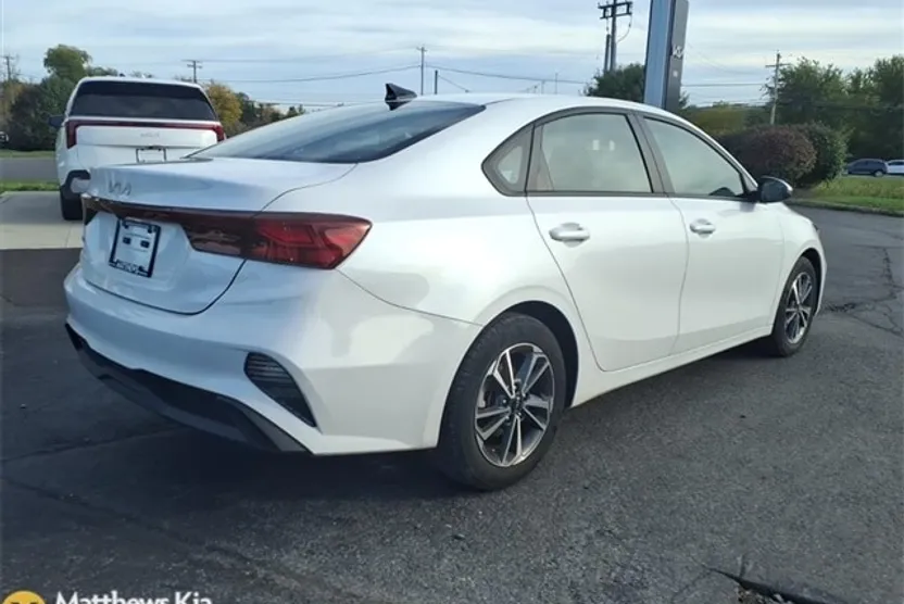 2023 Kia Forte LXS photo 1