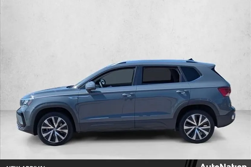 2022 Volkswagen Taos SE photo 1