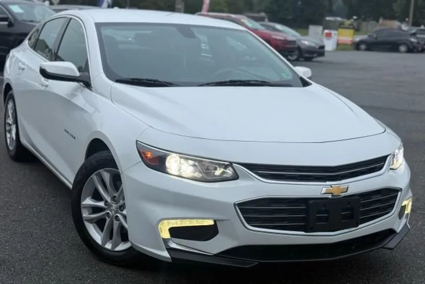 2017 Chevrolet Malibu 1LT photo 1