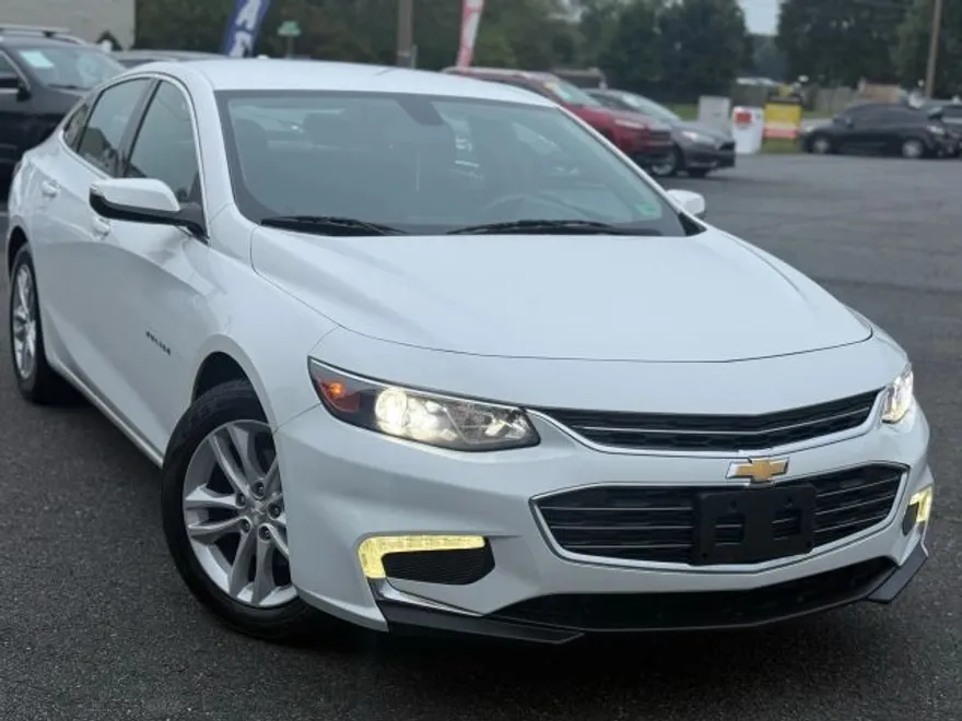 2017 Chevrolet Malibu 1LT photo 1