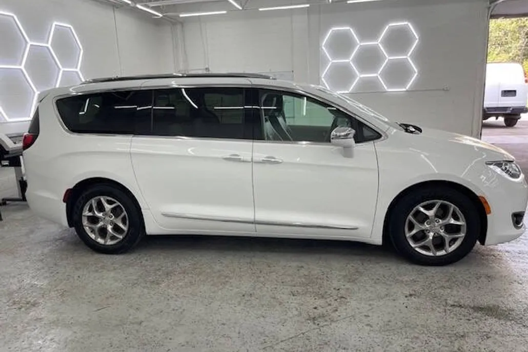 2018 Chrysler Pacifica Limited photo 1