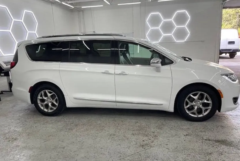 2018 Chrysler Pacifica Limited photo 1