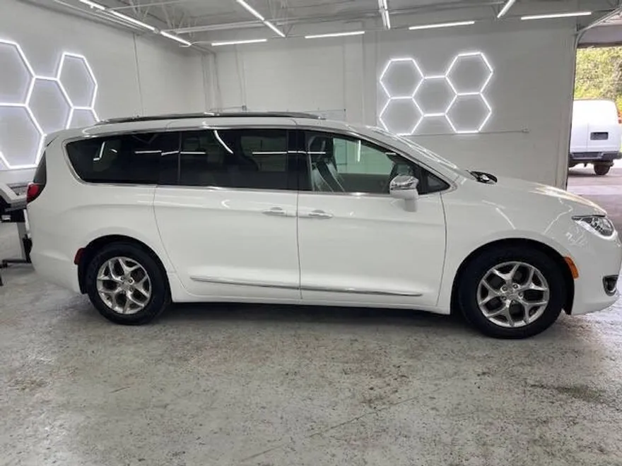 2018 Chrysler Pacifica Limited photo 1