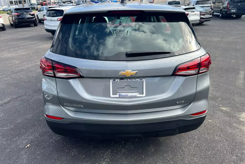 2023 Chevrolet Equinox LS photo 1
