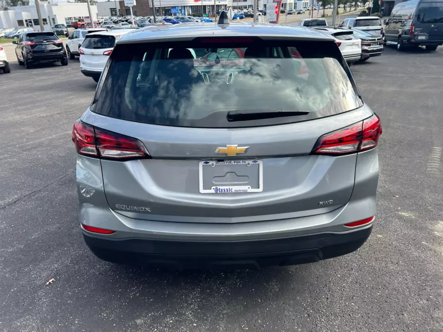 2023 Chevrolet Equinox LS photo 1