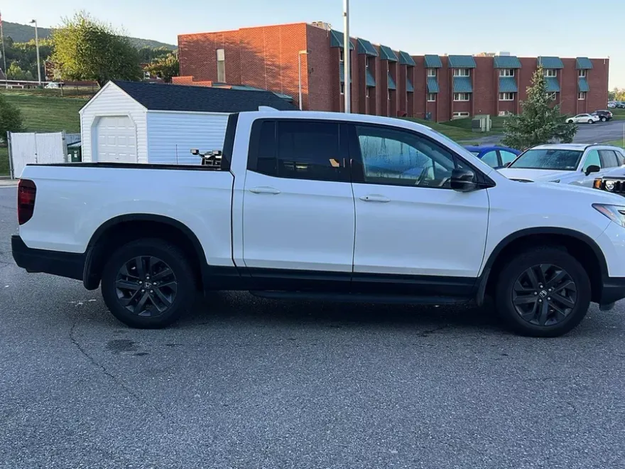 2021 Honda Ridgeline Sport photo 1