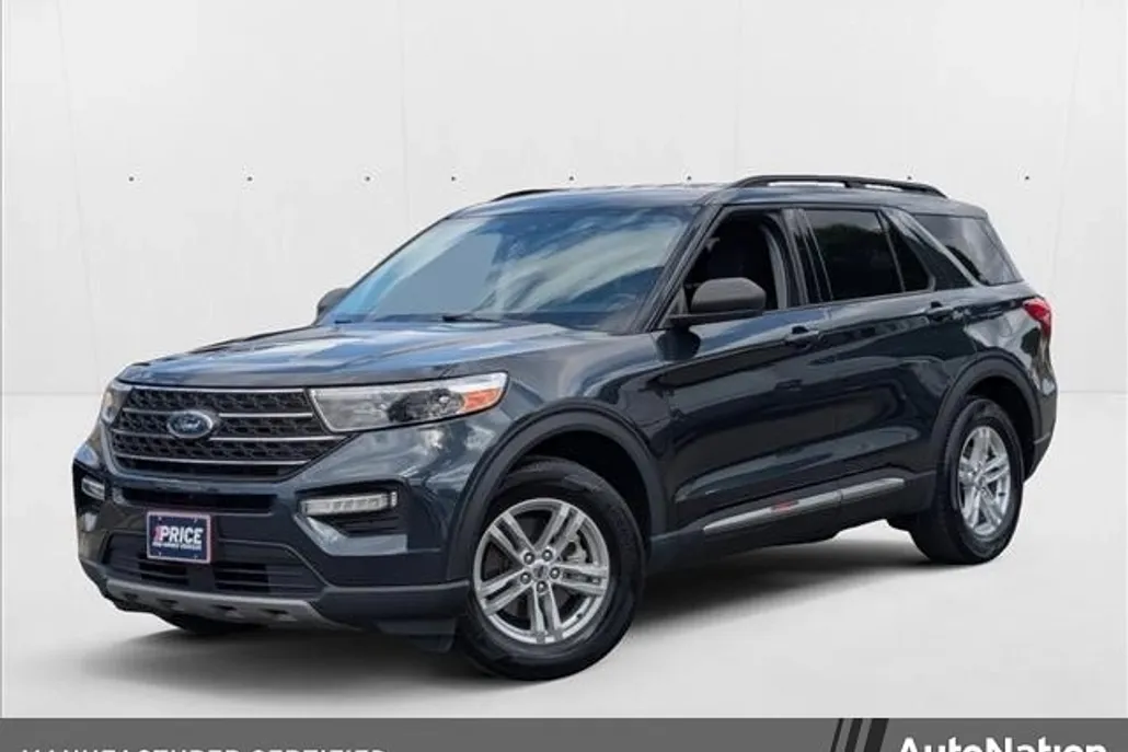 2023 Ford Explorer XLT photo 1