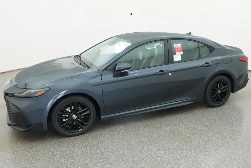 2026 Toyota Camry SE photo 1