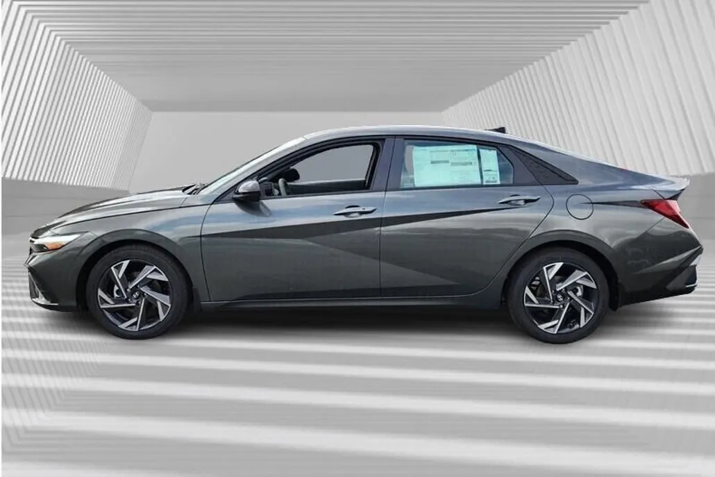 2025 Hyundai Elantra SEL Sport photo 1