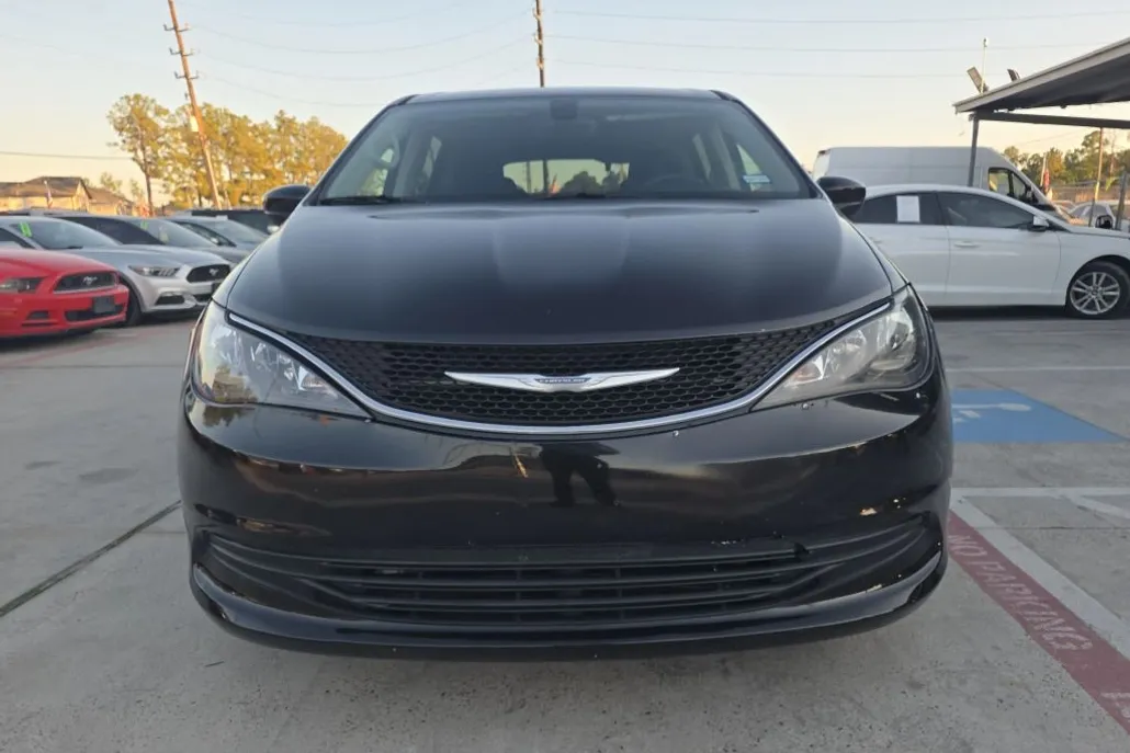 2017 Chrysler Pacifica Touring photo 1