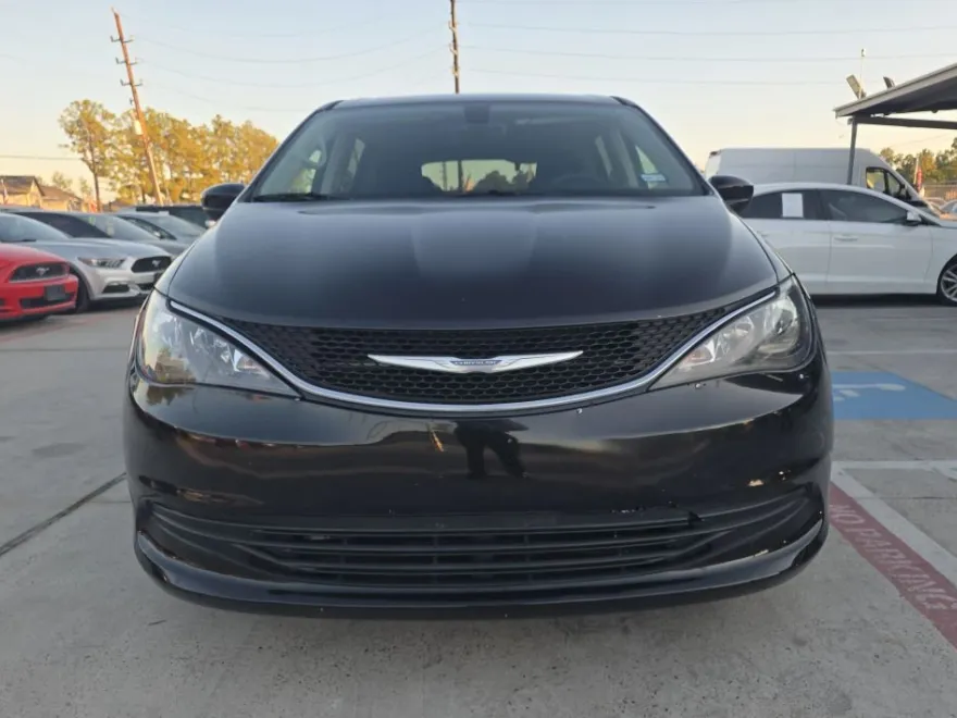2017 Chrysler Pacifica Touring photo 1