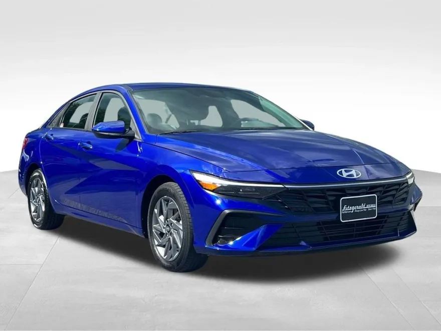 2024 Hyundai Elantra SEL photo 1