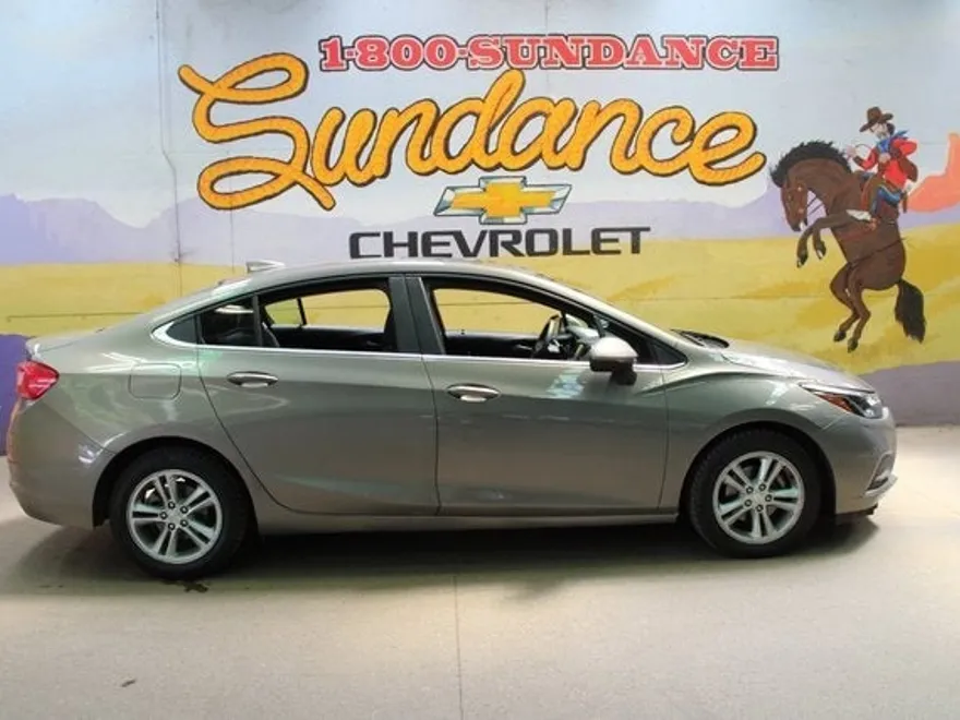 2018 Chevrolet Cruze LT photo 1