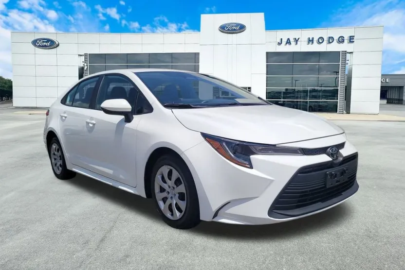 2023 Toyota Corolla LE photo 1
