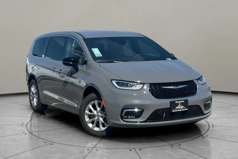 2025 Chrysler Pacifica photo 1