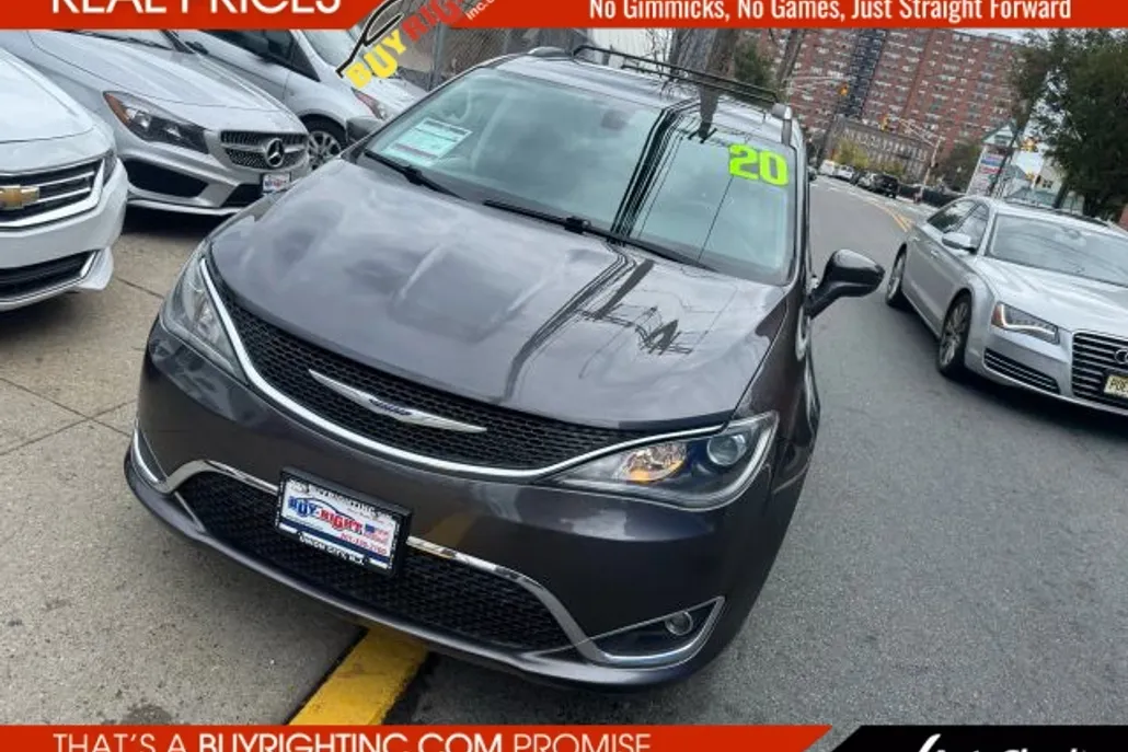 2020 Chrysler Pacifica Touring L photo 1
