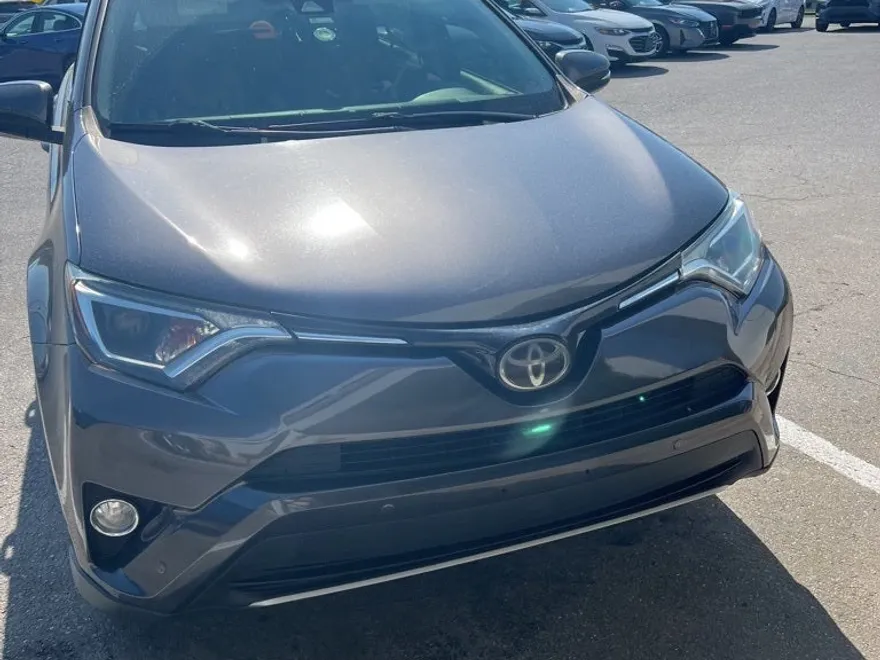 2018 Toyota RAV4 XLE photo 1