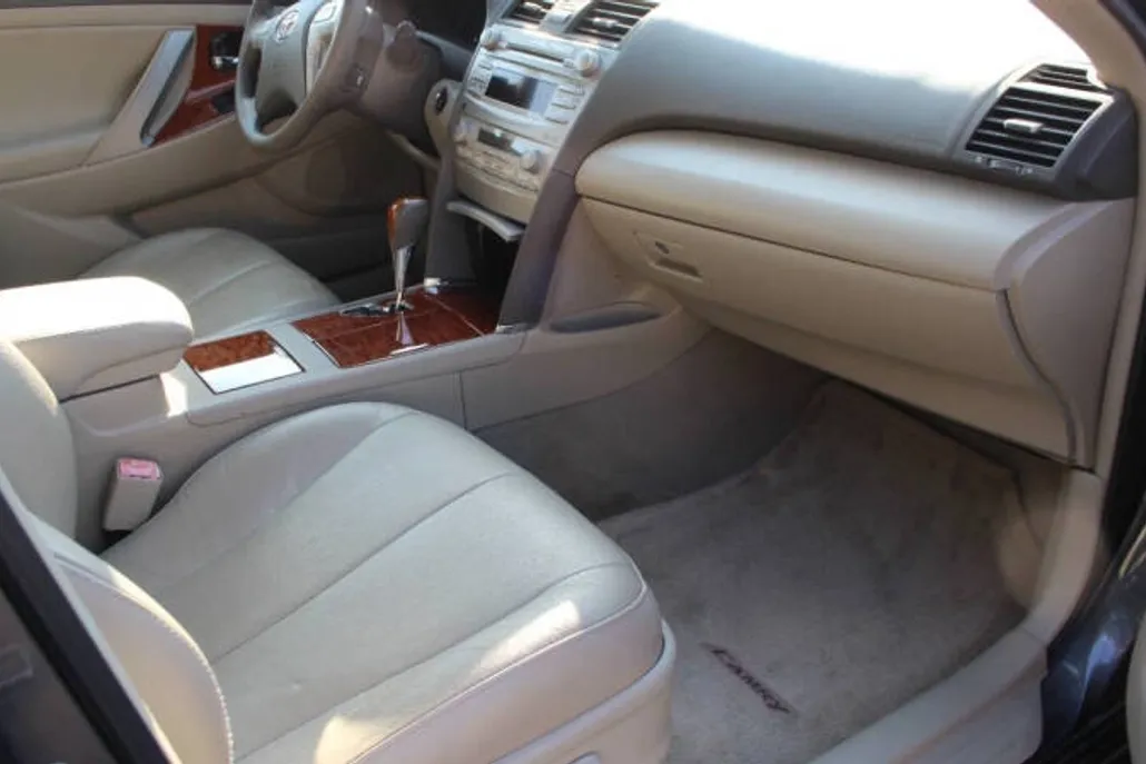2010 Toyota Camry XLE photo 1