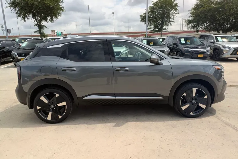 2025 Nissan Kicks SR photo 1