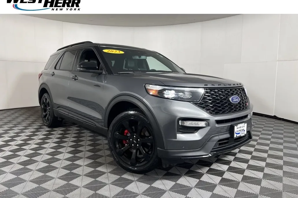 2023 Ford Explorer ST photo 1