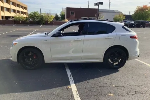 2023 Alfa Romeo Stelvio Ti photo 2