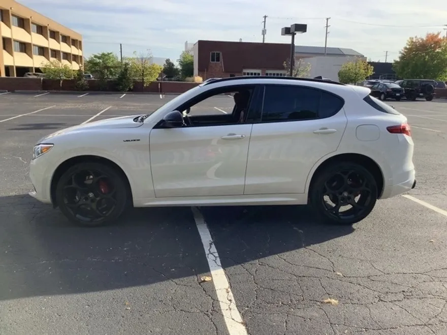 2023 Alfa Romeo Stelvio Ti photo 2