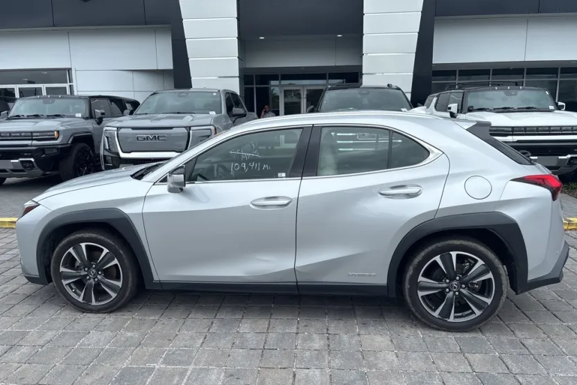 2020 Lexus UX 250h Premium photo 1