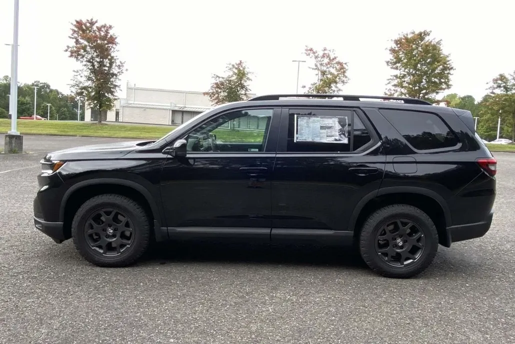 2025 Honda Pilot TrailSport photo 1