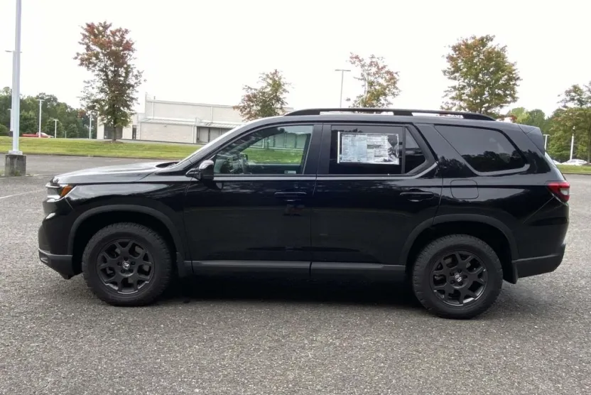 2025 Honda Pilot TrailSport photo 1