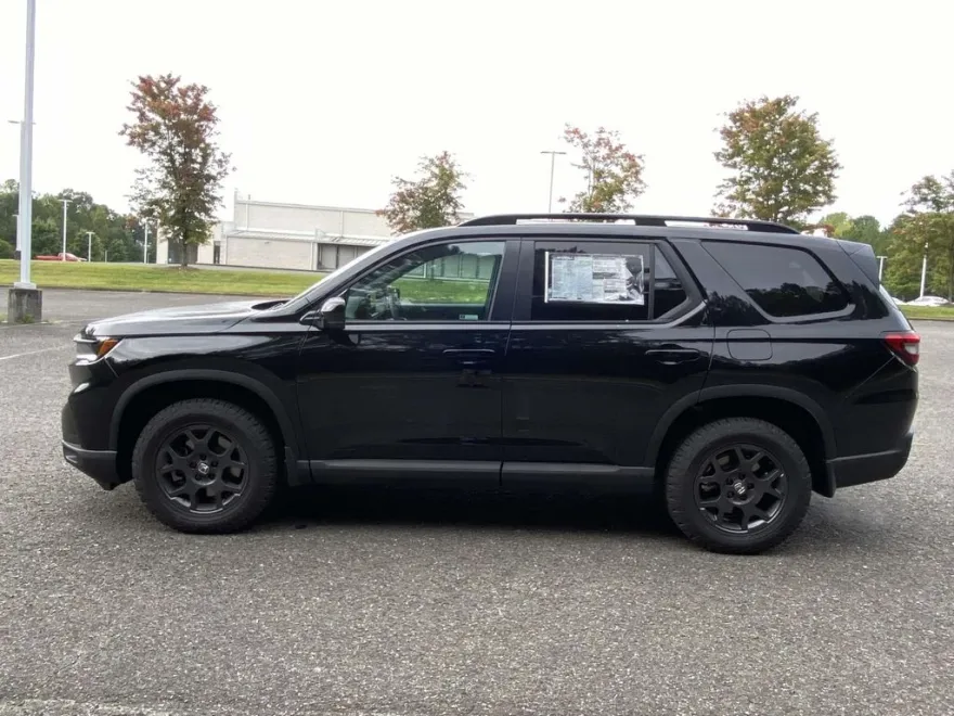 2025 Honda Pilot TrailSport photo 1