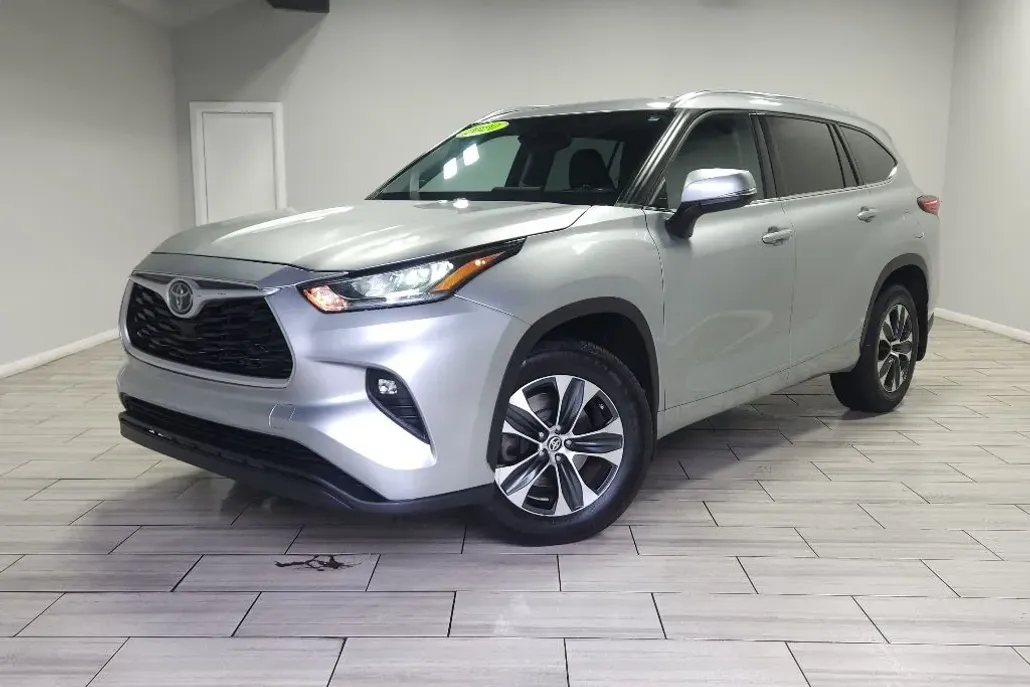 2020 Toyota Highlander XLE photo 1