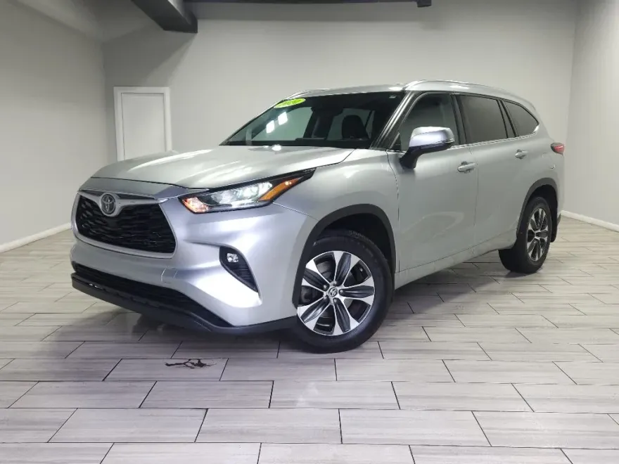 2020 Toyota Highlander XLE photo 1