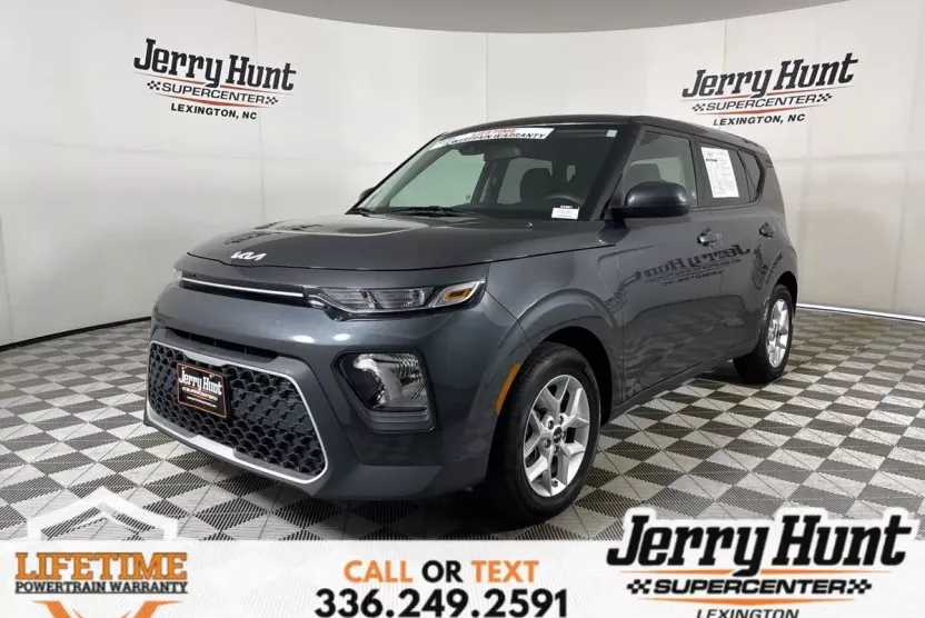 2022 Kia Soul LX photo 1
