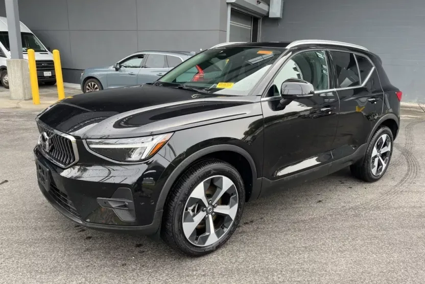 2025 Volvo XC40 Plus photo 1
