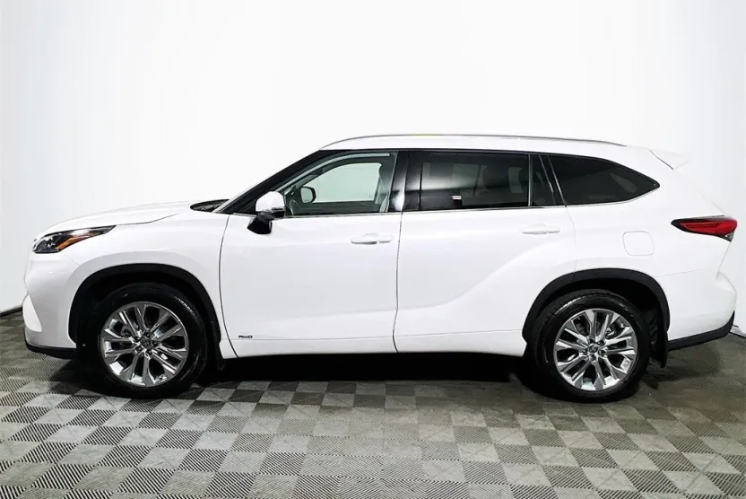2022 Toyota Highlander Hybrid Limited photo 1