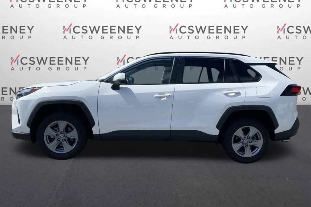 2022 Toyota RAV4 XLE photo 1