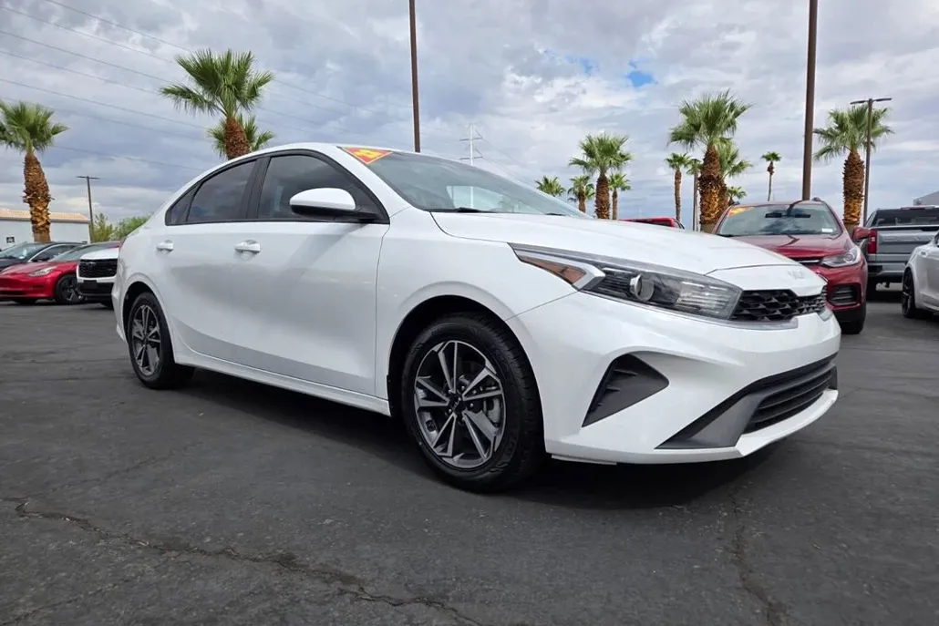 2022 Kia Forte LXS photo 1