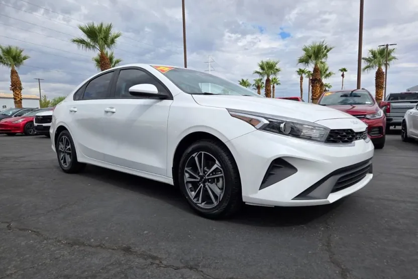 2022 Kia Forte LXS photo 1