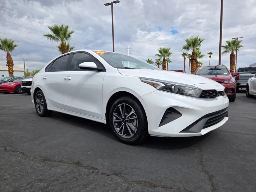 2022 Kia Forte LXS photo 1