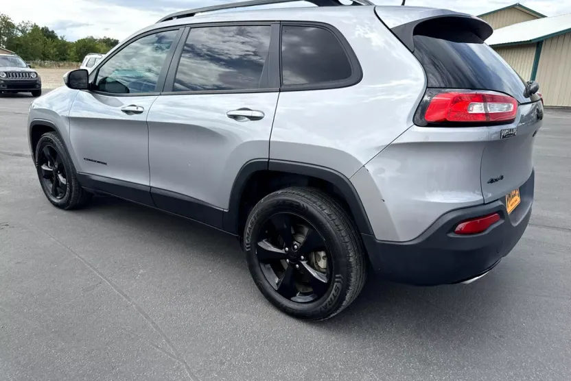2016 Jeep Cherokee Altitude photo 1