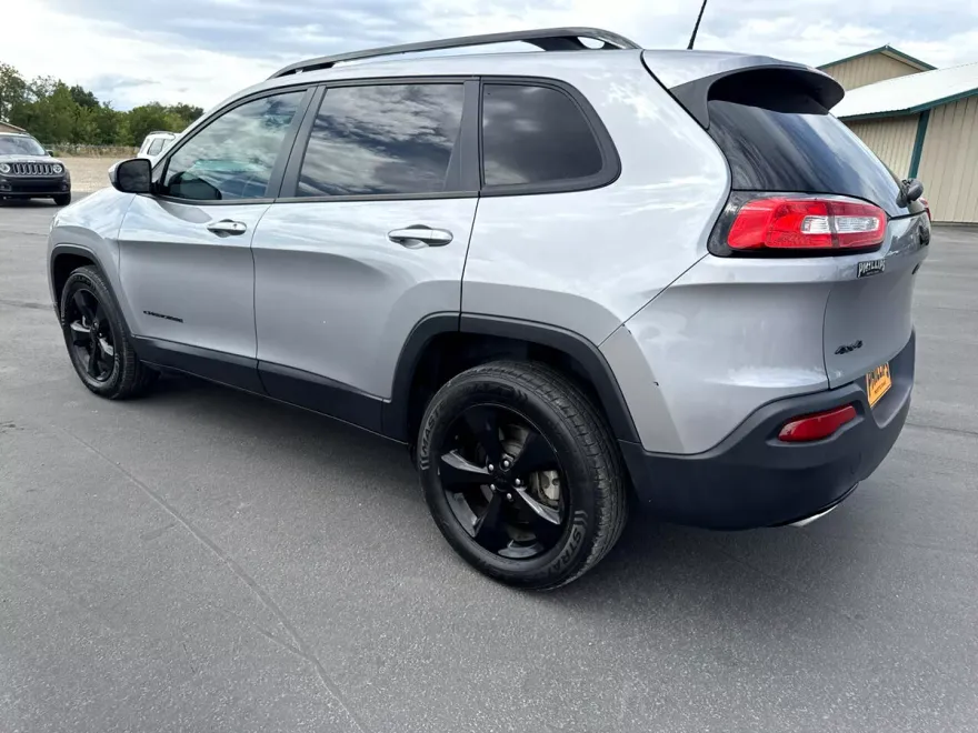 2016 Jeep Cherokee Altitude photo 1