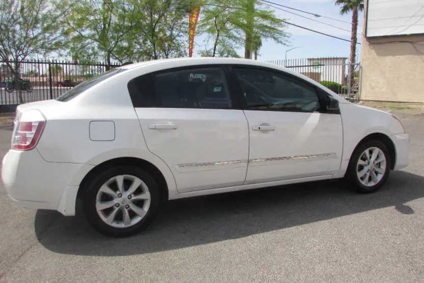 2010 Nissan Sentra 2.0 S photo 1